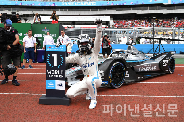 포뮬러E 월드 챔피언십 2021/2022 시즌 8에서 드라이버 챔피언을 차지한 스토펠 반도른(Stoffel Vandoorne)이 자신의 경주차 앞에서 환호하는 모습 (사진=메르세데스-벤츠)