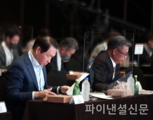 최태원 SK그룹 회장이 22일 서울 광장동 그랜드워커힐에서 열린 제 6회 ‘이천포럼’에 참석, 연사들의 강연을 듣고 있다./사진=SK