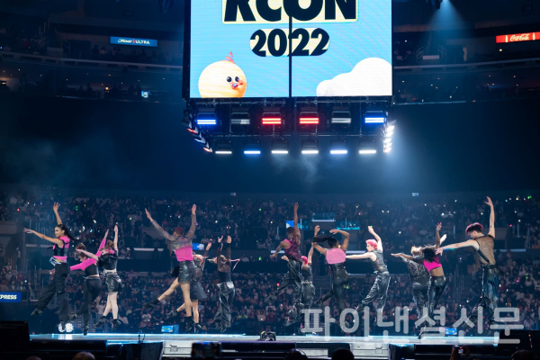 CJ문화재단과 美 ‘보스턴 컨서버토리 앳 버클리 음대’의 협업으로, ‘K-POP 창작안무 교육과정’ 학생들이 지난 19일~21일 미국 LA에서 열린 ‘KCON 2022 LA’에서 특별 공연을 선보이고 있다. (사진=CJ문화재단)