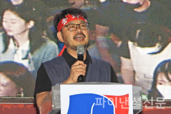 23일 저녁 서울 중구 서울광장에서 서울-경기지역 전국금융노동자 총파업 결의대회에서 박홍배 금융노조 위원장이 대회사를 하고 있다. (사진=황병우 기자)