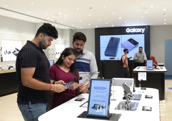 23일(현지시간) 인도 구르가온(Gurgaon) 앰비언스 몰(Ambience Mall)에 위치한 삼성 모바일 스토어에서 소비자들이 갤럭시 Z 플립4·Z 폴드4를 체험하고 있다. (사진=삼성전자_