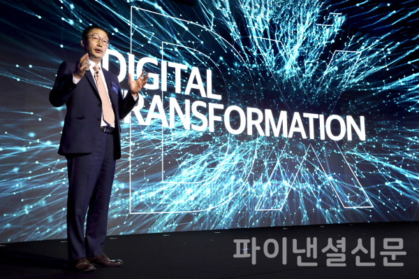 KT는 30일 소피텔 엠버서더 서울 호텔에서 ‘민영화 20주년 기념식’을 개최했다고 밝혔다. 사진은 KT 구현모 대표가 '더 나은 디지털 세상을 만들어가는 DIGICO KT' 주제로 발표하고 있는 모습 (사진=KT)