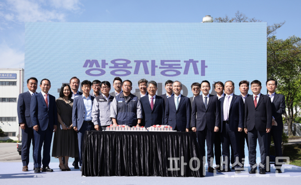 곽재선 회장(사진 가운데)을 비롯해 쌍용차 정용원 관리인(사진 앞줄 왼쪽에서 네번째) 및 선목래 노동조합 위원장(사진 앞줄 왼쪽에서 다섯번째), KG그룹 계열사 대표 등이 떡케잌 커팅 후 기념촬영을 하고 있다. (사진=쌍용차)
