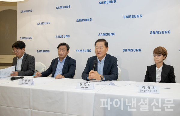 (왼쪽부터)삼성전자 영상디스플레이사업부 전략마케팅팀장 성일경 부사장, 삼성전자 생활가전사업부장 이재승 사장, 삼성전자 DX부문장 한종희 부회장, 삼성전자 글로벌마케팅센터장 이영희 부사장이 1일(현지 시간) 독일 베를린에서 IFA 2022 개막을 앞두고 열린 국내 기자 간담회에서 기자들의 질의에 답변하고 있다. (사진=삼성전자)