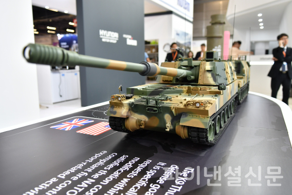 폴란드 MSPO 2022 전시회에 전시된 K9자주포 모형과 K10 탄약운반장갑차 모형 (사진=한화디펜스)