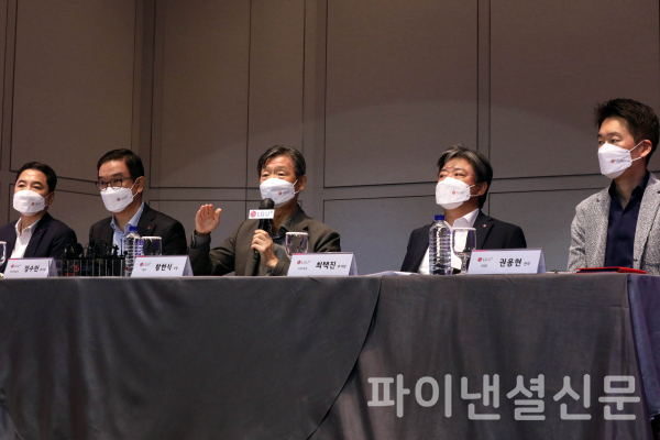 15일 오전 서울 중구 앰배서더 서울 풀만 호텔서 열린 기자간담회에서 (왼쪽부터) 이상엽 CTO 전무, 정수헌 Consumer부문장 부사장, 황현식 CEO 사장, 최택진 기업부문장 부사장, 권용현 CSO 전무가 기자간담회에서 질문에 답하고 있는 모습. (사진=LG유플러스)