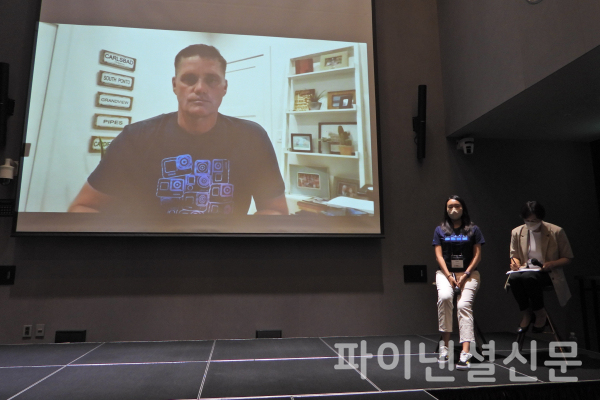 15일 오전 고프로 히어로11 블랙 기자간담회에 실시간 영상으로 참여한 글로벌 마케팅 및 커뮤니케이션 담당 릭 라커리(Rick Loughery) 부사장(왼쪽)과 고프로 코리아 신새롬 매니저(가운데)가 히어로11 블랙에 대한 기자단의 질의에 답변하고 있다. (사진=황병우 기자)