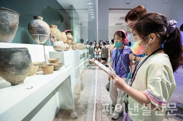 지난 17일 서울 용산구 국립중앙박물관에서 열린 신한금융희망재단의 '국립중앙박물관 도슨트 투어'에 참여한 아동들이 박물관 큐레이터의 설명을 듣고 있다. (사진=신한금융그룹)