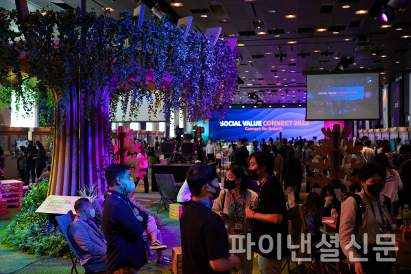 20일 서울 광진구 그랜드워커힐 호텔에서 열린 'SOVAC 2022' 행사 참가자들이 전시 부스를 둘러보고 있다. (사진=SK 제공)