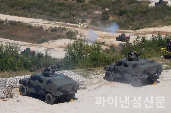 20일 경기도 포천 승진훈련장에서 열린 기동화력 시범에서 대전차미사일 현궁을 차량에서 발사하는 모습 (사진=황병우 기자)