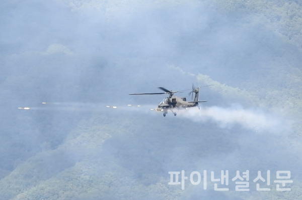 20일 경기도 포천 승진훈련장에서 열린 기동화력 시범에서 AH-64 아파치 헬리콥터가 목표물을 향해 로켓을 발사하는 모습 (사진=황병우 기자)