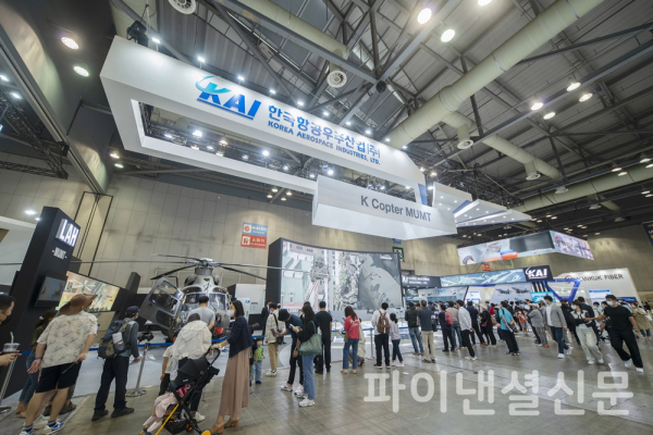 경기도 고양시 킨텍스에서 열린 '대한민국방위산업전 2022' (DX KOREA 2022)'에 전시된 한국항공우주(KAI)의 부스를 관람객들이 관람하는 모습. (사진=DX KOREA 조직위원회)