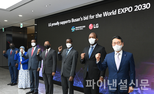 LG전자 조주완 사장이 26일 에티오피아, 탄자니아, 수단, 케냐, 르완다, 앙골라 6개국 주한 아프리카 대사 등 외교 관계자를 LG사이언스파크로 초청하고, ‘2030 부산세계박람회’ 유치 지지를 당부했다. 사진은 조주완 사장(오른쪽 첫번째)과 6개국 주한 아프리카 대사 등 외교 관계자들이 기념촬영을 하는 모습. (사진=LG전자)