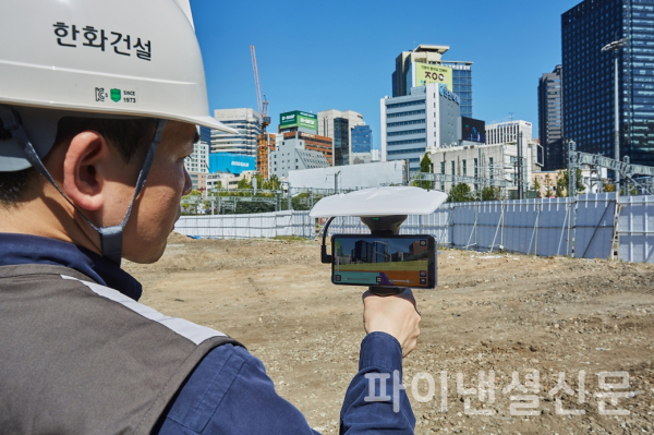 한화건설 직원이 지난 27일 서울역 북부역세권 복합개발사업 공사현장에서 AR장비를 활용한 스마트건설기술을 시연하고 있다. (사진=한화건설)