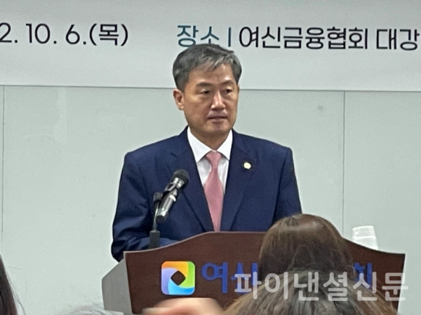 정완규 여신금융협회장이 6일 서울 중구 다동 여신금융협회 11층 대강의실에서 열린 회장 취임식에서 향후 협회의 중점 추진과제들에 관해 설명하고 있다. (사진=임영빈 기자)