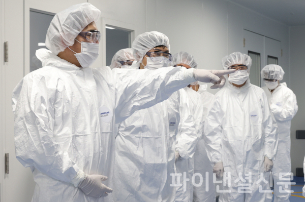 11일 대규모 바이오의약품 생산 시설인 삼성바이오로직스 제4공장을 찾아 생산 시설을 직접 점검하는 이재용 부회장(왼쪽 첫번째) (사진=삼성)