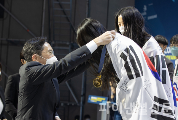 이재용 삼성전자 부회장(왼쪽)이 17일 경기도 고양시 킨텍스에서 열린 '2022 국제기능올림픽 특별대회 고양' 폐회식에서 사이버보안 종목 수상자들에게 메달을 수여하고 있다. (사진=삼성전자)