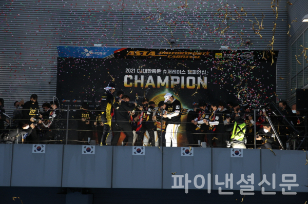 지난 2021년 팀 챔피언을 달성한 한국 아트라스BX 모터스포츠팀은 올해에도 현재 팀 포인트에서 가장 앞서고 있다. (사진=슈퍼레이스)
