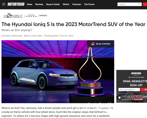 현대자동차는 세계적인 권위의 자동차 전문지 모터트렌드가 발표하는 2023년 올해의 SUV에 전기차로는 최초로 아이오닉 5가 최종 선정됐다고 밝혔다. 사진은 해당 기사가 있는 모터트렌드 홈페이지 (화면캡처=황병우 기자)