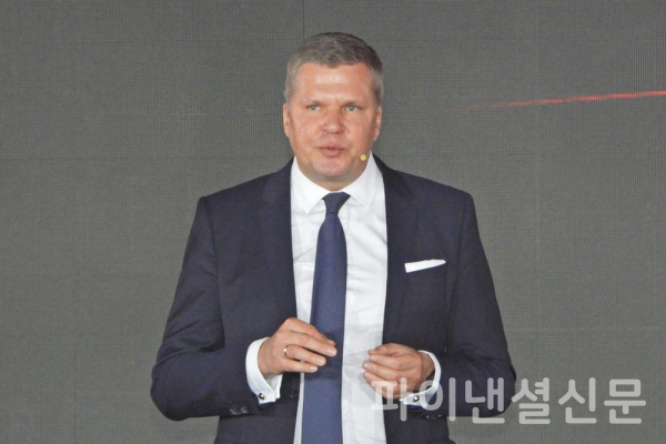 푸로산게 아시아 프리미어 행사를 기념해 방한한 페라리 극동 및 중동 지역 디터 넥텔 총괄 지사가 차량 소개를 하고 있다. (사진=황병우 기자)