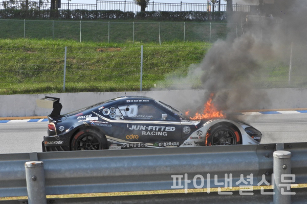 22일 오전 예선 경기 중 화재가 발생한 오한솔 선수의 경주차 (사진=황병우 기자)