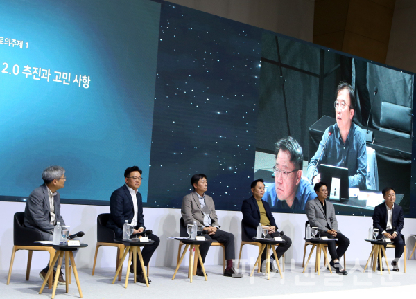 SK CEO들이 10월 20일 제주 디아넥스에서 열린 '2022 CEO세미나'에 참석해 경영 시스템 혁신에 관한 토의를 하고 있다.(사진= SK 제공)- 좌측부터 SK경영경제연구소 염용섭 소장, SK에코플랜트 박경일 사장, SK(주) 머티리얼즈 이용욱 사장, SK실트론 장용호 사장SKC 박원철 사장, SK Inc. 송현종 담당 (화면 아래 SK바이오팜 조정우 사장, 위 SK루브리컨츠 차규탁 사장)