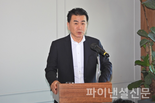 디티앤씨알오 박채규 대표이사가 25일 기자간담회에서 회사소개와 상장 후 계획에 대해 발표하고 있다. (사진=황병우 기자)
