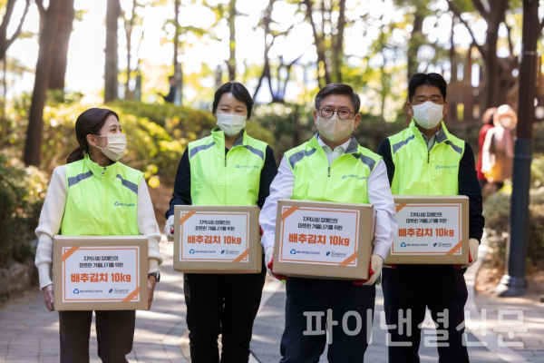 황국현 새마을금고중앙회 지도이사(사진 왼쪽에서 세 번째)와 임직원들이 25일 지역사회 저소득 가정을 위해 준비한 김장김치를 전달하고 있다. (사진=새마을금고중앙회)