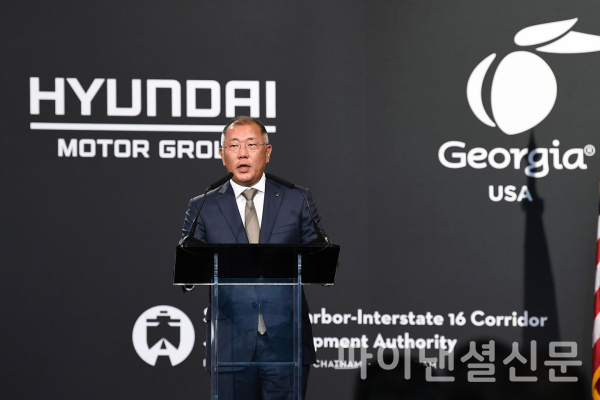 25일(현지시간) 미국 조지아 주 브라이언 카운티에서 열린 '현대차그룹 메타플랜트 아메리카(HMGMA)' 기공식에서 현대차그룹 정의선 회장이 기공식 기념 연설을 하고 있다. (사진=현대차그룹)