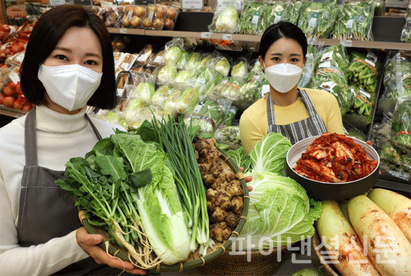 서울 성동구 이마트 성수점 농산매장에서 모델들이 김장대전 행사를 알리고 있다. (사진=이마트)