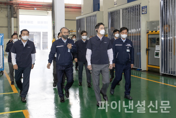 28일 광주광역시에 위치한 삼성전자 협력회사 '디케이'에서 이재용 삼성전자 회장과 김보곤 디케이 대표(맨 오른쪽)가 생산 라인을 둘러보고 있다. (사진=삼성전자)