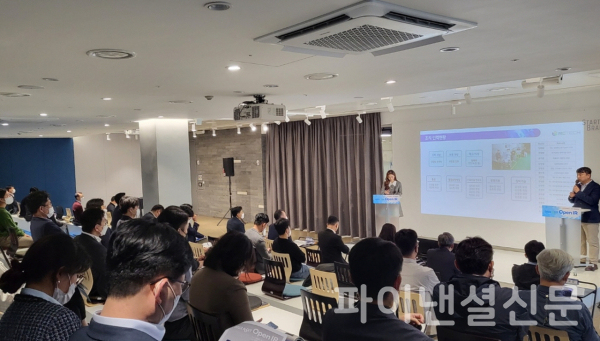 신용보증기금 투자기업 대표가 지난 1일 코엑스 스타트업 브랜치에서 열린 '2022 Kodit Open IR'에서 기업 소개를 하고 있다. (사진=신용보증기금)