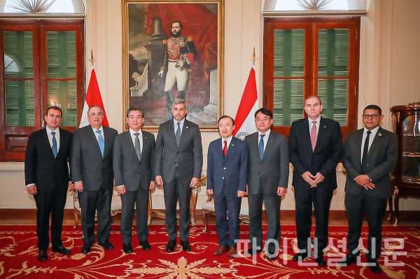 현대차그룹은 2일, 장재훈 현대차 사장이 지난달 26일(현지 시간)부터 5박 6일 간 칠레, 파라과이, 바하마를 잇따라 방문해 2030 부산세계박람회 유치 활동을 펼쳤다고 밝혔다. 사진은 지난달 28일(현지 시간) 파라과이 아순시온 대통령 궁에서 장재훈 현대차 사장(사진 왼쪽 세번째)이 마리오 압도(Mario Abdo) 대통령(사진 왼쪽 네번째), 훌리오 세자르 아리올라(Julio César Arriola) 외교부 장관(사진 오른쪽 두번째), 페드로 만꾸에조 페레즈(Pedro Mancuello Pérez) 상공부 차관(사진 오른쪽 첫번째), 우인식 주파라과이 한국대사(사진 오른쪽 네번째) 등 양측 관계자들과 부산세계박람회 유치 관련 간담회를 가진 뒤 기념사진을 촬영하는 모습 (사진=현대차그룹)