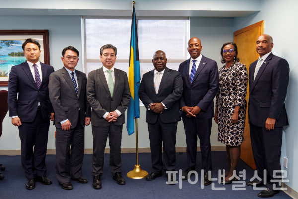 지난달 26일(현지 시간) 바하마 나소 총리실에서 장재훈 현대차 사장(사진 왼쪽 세번째부터)이 필립 데이비스(Philip Davis) 총리, 알프레드 마이클 시어스(Alfred Michael Sears) 공공사업부 장관, 로다 잭슨(Rhoda Jackson) 외교부 국장 등 정부 주요 인사들과 부산세계박람회 유치 관련 논의를 한 뒤 기념사진을 촬영하고 있다. (사진=현대차그룹)