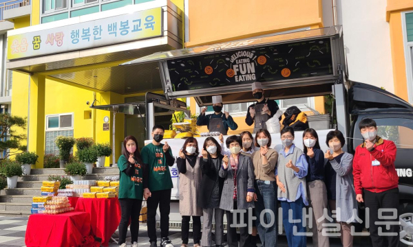 제너시스BBQ의 찾아가는 치킨릴레이가 백봉초등학교를 방문해 치킨 나눔을 하고 초등학교 관계자들과 BBQ본사 직원, 청주복대점 패밀리가 기념 촬영을 하고 있다. (사진=BBQ)