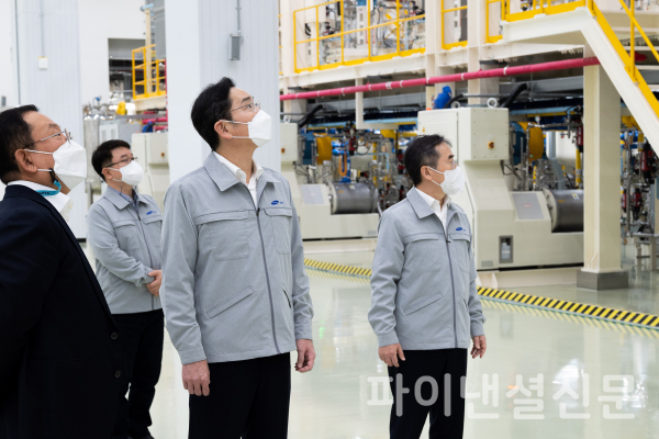 이재용 삼성전자 회장(오른쪽 두번째)이 8일 삼성전기 부산사업장을 찾아 MLCC 원료 제조 현장을 점검하고 있는 모습. (사진=삼성전자)