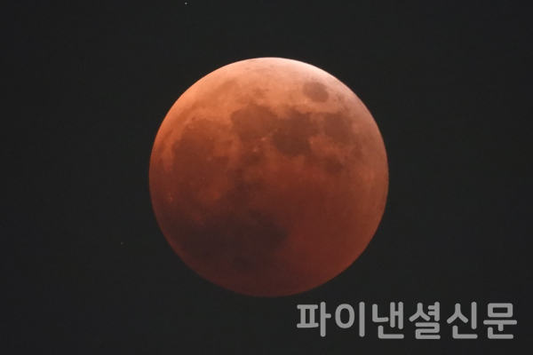 지난 8일 오후 7시 30분 경에 동쪽 하늘에서 진행된 개기월식으로 지구의 그림자에 완전히 가려진 달이 검붉게 보이고 있다. (사진=황병우 기자)