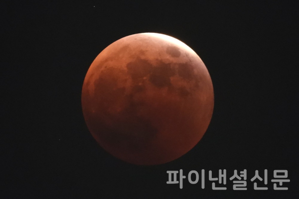 지난 8일 오후 7시 10분 경에 동쪽 하늘에서 진행된 월식으로 달이 지구의 그림자에 가려지고 있다. (사진=황병우 기자)