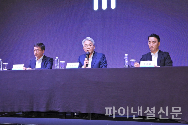 9일 오전 서울 소공동 웨스틴 조선 서울에서 열린 KT&G 신제품 발표 기자간담회에서 (왼쪽부터) 김종오 NGP 개발실장, 임왕섭 NGP 사업본부장, 김동필 NGP 사업실장이 기자단의 질의에 답변하고 있다. (사진=황병우 기자)