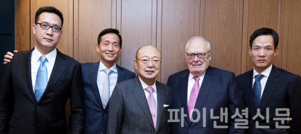 한화그룹 김승연 회장은 8일 저녁 서울 더플라자 호텔에서 에드윈 퓰너 美 헤리티지재단 아시아연구센터 회장과 만찬을 가졌다. 사진 왼쪽부터 한화호텔앤드리조트 김동선 전무, 한화솔루션 김동관 부회장, 한화그룹 김승연 회장, 헤리티지재단 퓰너 회장, 한화생명 김동원 부사장 (사진=한화그룹)