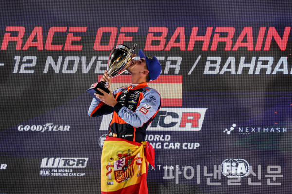 11일~12일 열린 '2022 WTCR' 바레인 대회에서 BRC 현대 N 스쿼드라 코르세팀 미켈 아즈코나 선수가 우승을 차지하고 기뻐하는 모습 (사진=현대차)