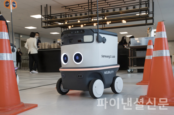 C랩 아웃사이드 4기 스타트업 중 자율주행 로봇을 활용한 도심형 배달 서비스 업체 '뉴빌리티'가 서비스 시연을 하는 모습 (사진=삼성전자)
