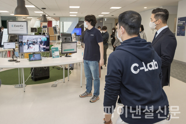C랩 아웃사이드 4기 스타트업 중 근골격계 질환 디지털 운동치료 솔루션 업체 '에버엑스'가 사업을 소개하는 모습 (사진=삼성전자)