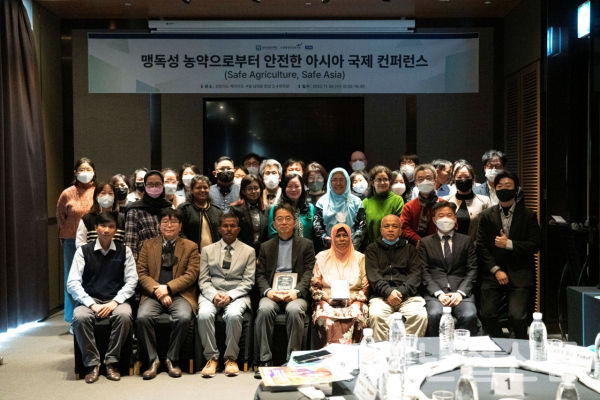 박준식 금융산업공익재단 이사장(사진 맨 앞줄 왼쪽에서 네 번째)이 지난 11월 30일 코트야드 메리어트 호텔에서 열린 '맹독성 농약으로부터 안전한 아시아' 국제 컨퍼런스에 참석한 국내·외 참석자들과 기념 촬영을 하고 있다. (사진=은행연합회)