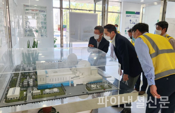 이재용 회장이 삼성물산 참여하는 UAE 바라카 원전 프로젝트 건설 현장에서 모형도를 보며 설명을 듣고있다. (사진=삼성전자)