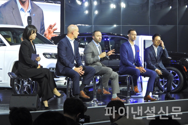 7일 서울 광진구 워커힐 호텔 서울에서 진행된 ''올 뉴 그랜드 체로키' 미디어 발표회에서 (왼쪽부터) 김미향 스텔란티스 코리아 이사, 제이크 아우만 스텔란티스 코리아 사장, 빌리 헤이즈 스텔란티스 IAP 세일즈 마케팅 부사장, 크리스 벤자민, 스텔란티스 북미 인테리어 디자인 부사장, 김병희 스텔란티스 코리아 세일즈 트레이너가 기자단의 질의에 답변하는 모습. (사진=황병우 기자)