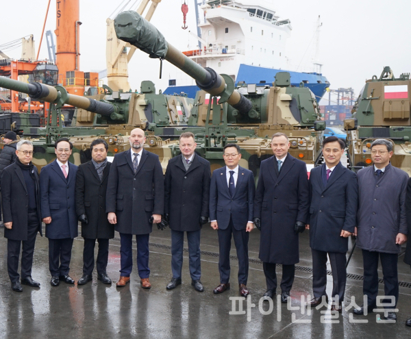 (사진 왼쪽부터) 이정엽 현대로템 디펜스솔루션사업부장, 이용배 현대로템 사장, 임훈민 주폴란드 대사, 세바스티안 흐바웩 PGZ 회장, 마리우시 브와슈차크 폴란드 부총리 겸 국방장관, 손재일 한화에어로스페이스사장, 안제이 세바스티안 두다 폴란드 대통령, 엄동환 방위사업청장, 유동준 국방부 전력자원관리실장 등 폴란드 정관계 및 한국 측 민관 인사들이 6일(현지시간) 폴란드 그드니아에서 열린 K2 전차 입하 환영식에서 기념촬영을 하고 있다. (사진=현대로템)