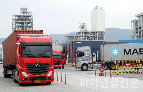 화물연대 파업이 종료된 9일 오후 전남 여수국가산업단지 내 컨테이너 부두에서 화물을 실어나르는 화물 차량의 모습. (사진=연합)