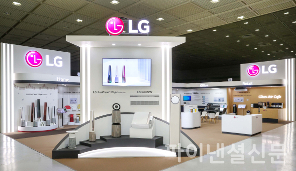 LG전자가 15일부터 17일까지 서울 삼성동 코엑스에서 열리는 국제 공기산업박람회 ‘에어페어(Air Fair) 2022’에 참가해 다양한 공간 맞춤형 공기청정 솔루션을 선보인다. 사진은 LG전자 부스 전경 (사진=LG전자)