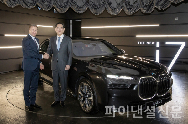 (오른쪽부터) 이재용 삼성전자 회장과 올리버 집세 BMW CEO가 지난 17일 영종도 BMW드라이빙센터에서 만나 향후 협력방안을 논의했다. (사진=삼성전자)